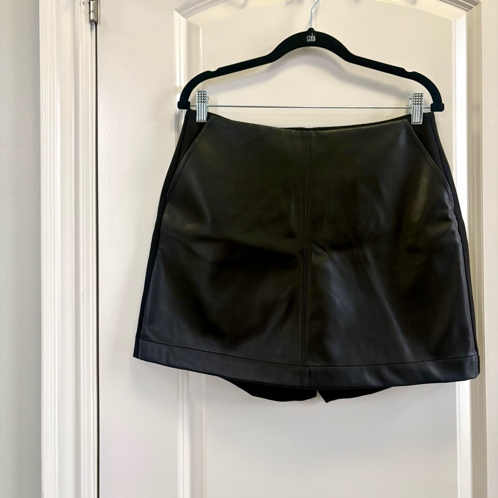 CAbi 💫 NWOT Fall 2023 Jett Skort, Black Faux Leather Skirt, Size 8, #4585